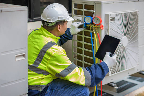 Professional Emergency Hvac Repair technician working in Hickory Hills, IL